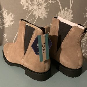 TOMS Cleo Chelsea boots in taupe. NWT!  Size 8.5
